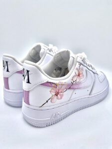 Detail handgemalte Blumen auf Hochzeitssneakern