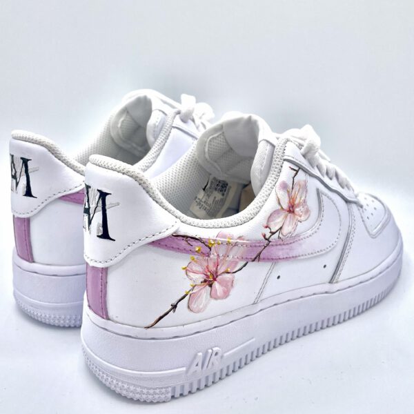 Detail handgemalte Blumen auf Hochzeitssneakern